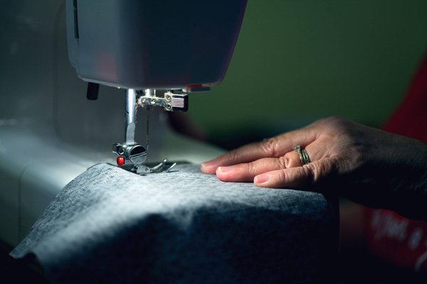 Quels sont les avantages et les inconvénients de s'offrir une machine à coudre ?